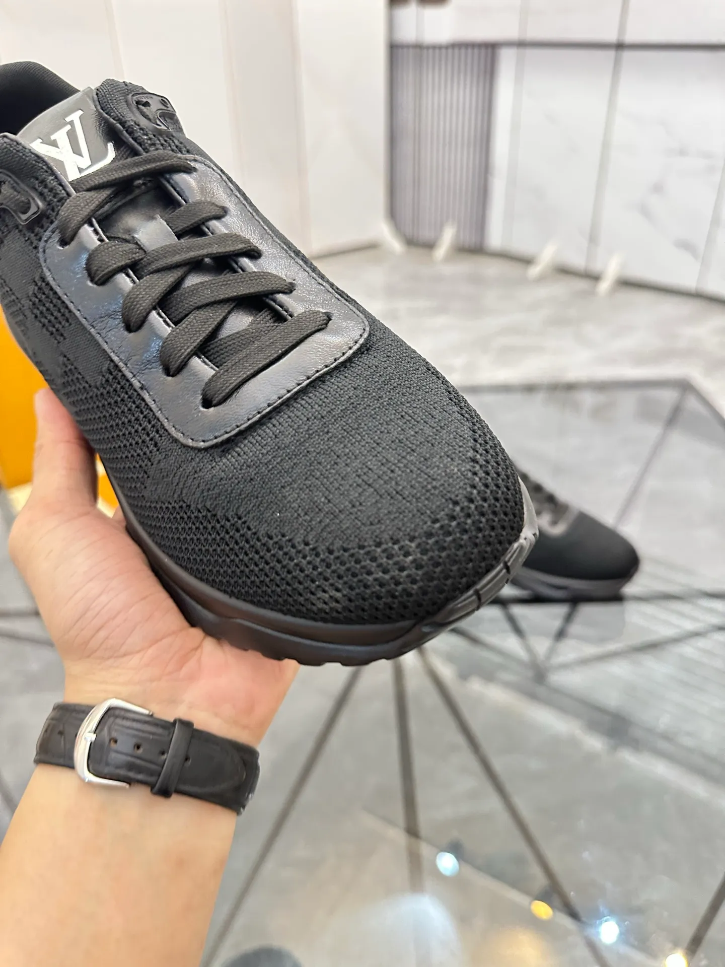 Men's shoes for sale💰: 💰P560¥ High-end quality Product trademark: LV* "Louis Vuitton*" low-top sneakers Regular size: 38-44 (can be customized to 45.46.) Product materials: imported breathable fly knit upper, breathable lining, original raw rubber translucent combination outsole. Number: 2068